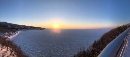 プユニ岬にある見晴橋から見える夕日と流氷